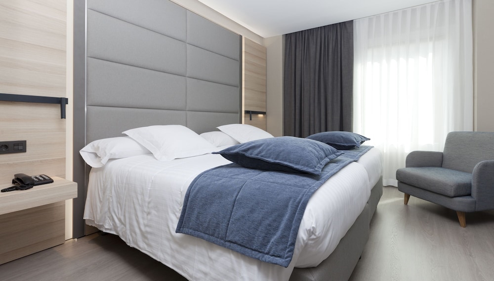 Room (Quintuple)