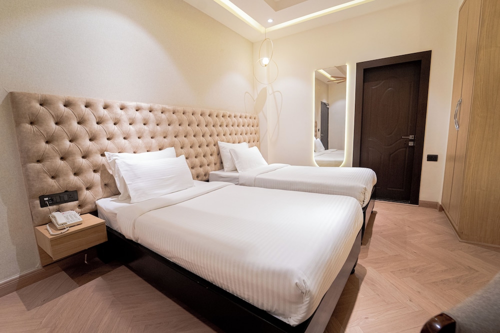 Premium Twin Room - Photo 2