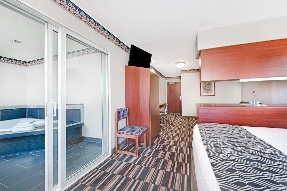 Deluxe Studio Suite, 1 Queen Bed, Non Smoking - Photo 1