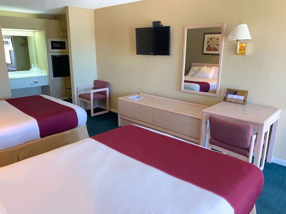 Room, 2 Queen Beds, Smoking - Photo 3