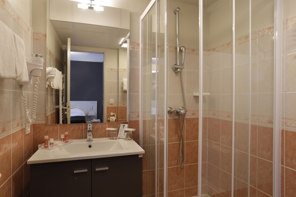 Classic Double Room (Queen Bed) - Photo 4