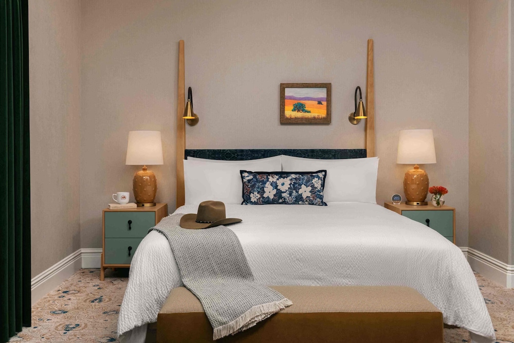 Deluxe Room, 1 King Bed (1889 House King) - Photo 1