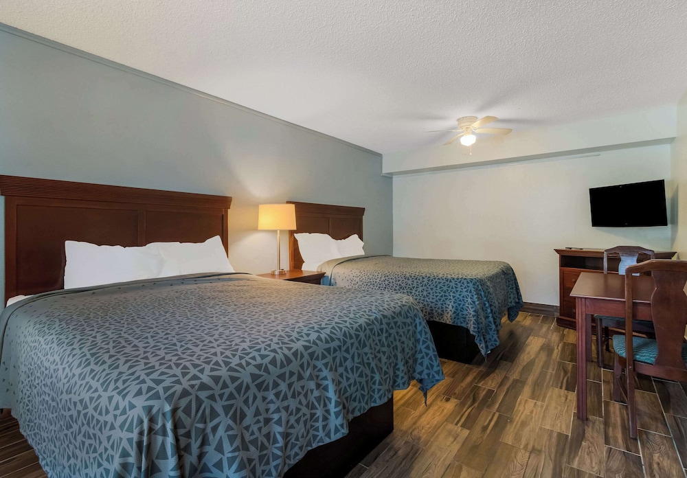 Suite, Multiple Beds, Non Smoking - Photo 4