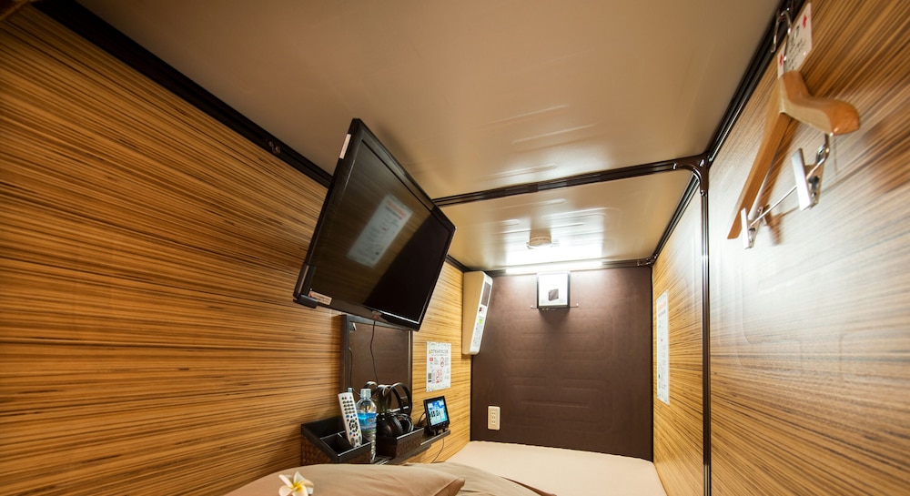 Lower Bunk in Male Capsule Room, Non Smoking photo 1