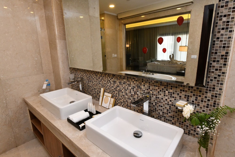 Premium Room, 1 King Bed, Pool View - Photo 7