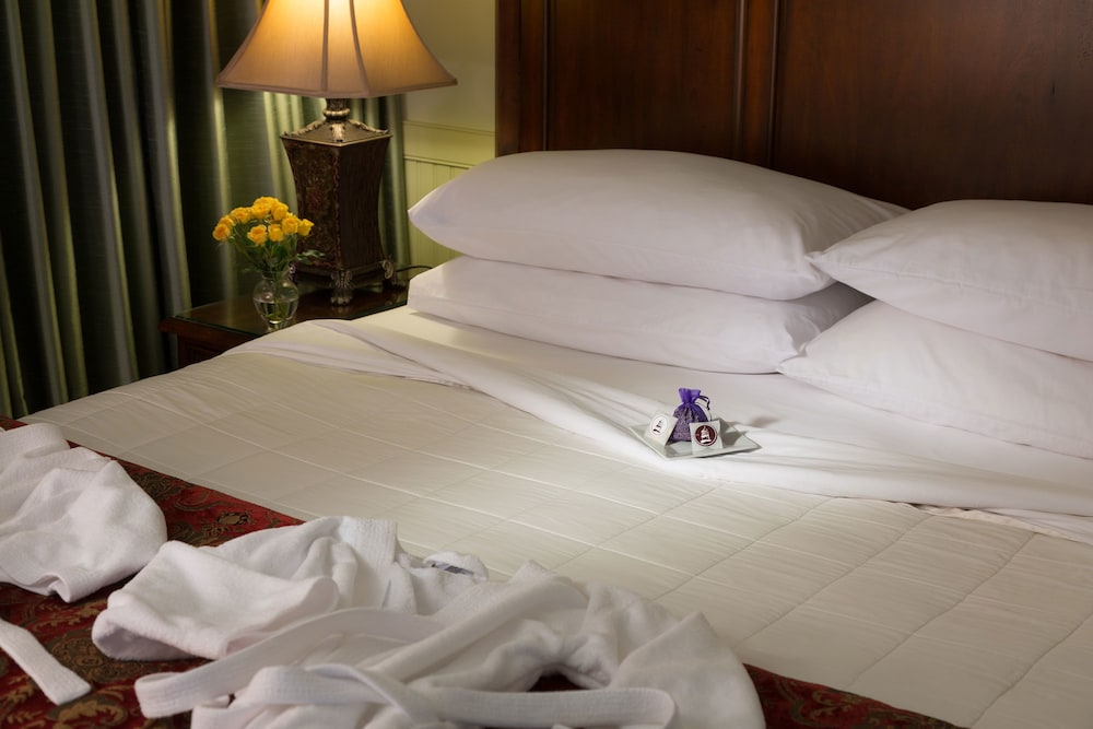 Waterfront Grand Suite, King Bed