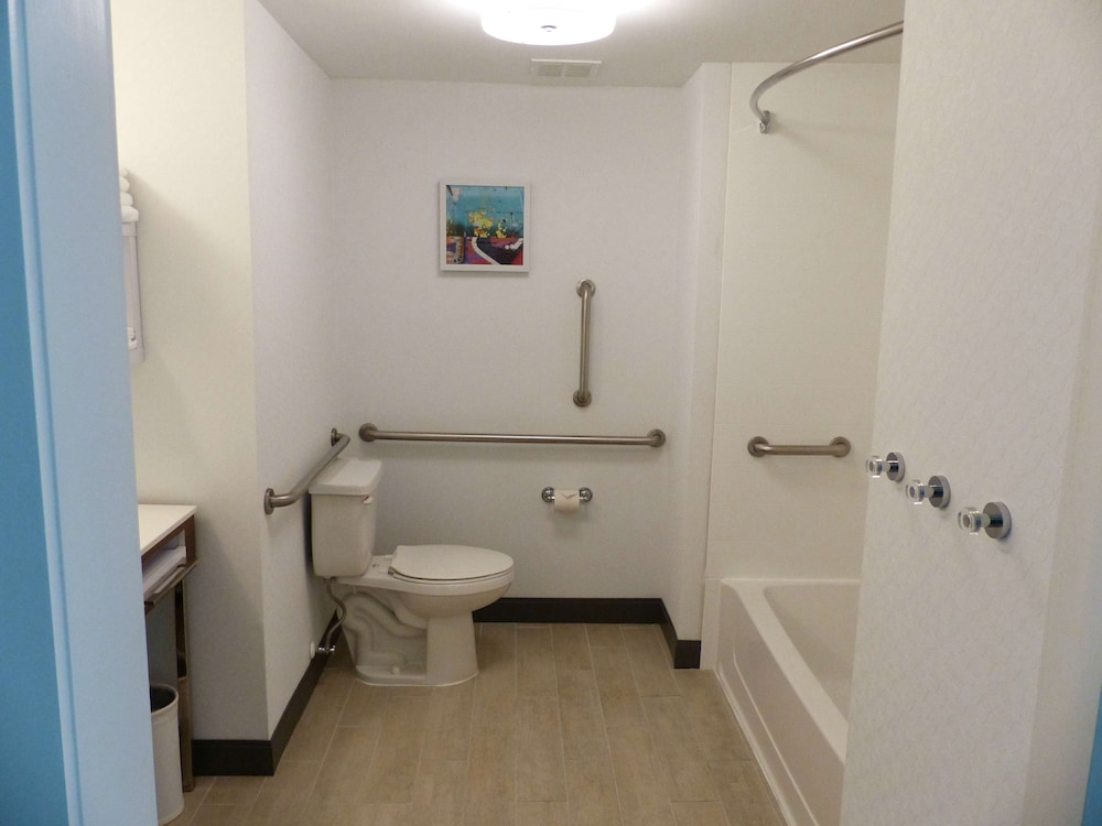 Studio, 1 King Bed, Accessible, Bathtub (Mobility & Hearing) photo 2