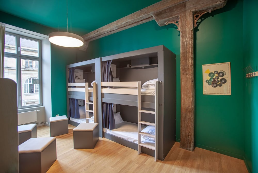 Bed in 6 bed room with shared bath room photo 1