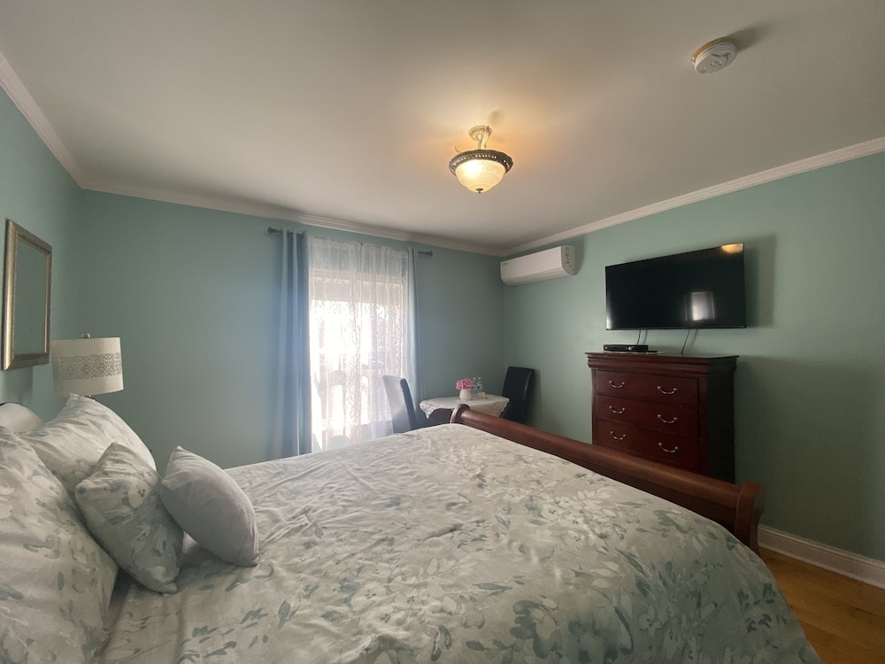 Traditional Room, 1 Queen Bed, Partial Sea View