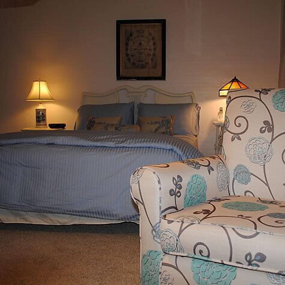 Standard Room, 1 Queen Bed photo 2