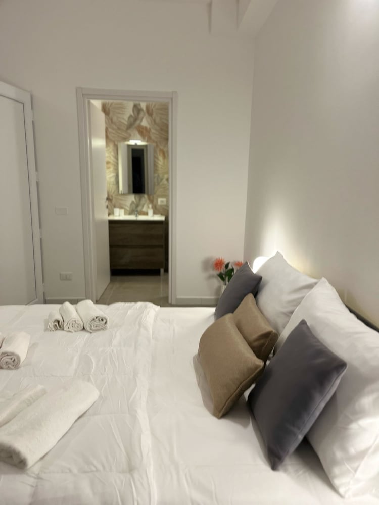 Room, Balcony