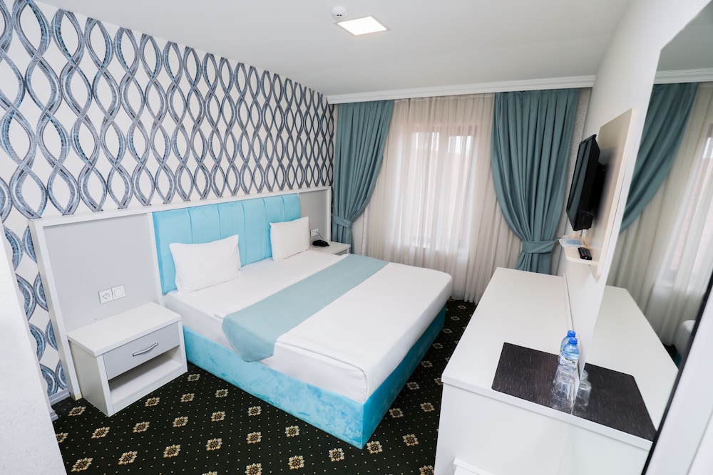 Economy Double or Twin Room, Pool Access, City View photo 1