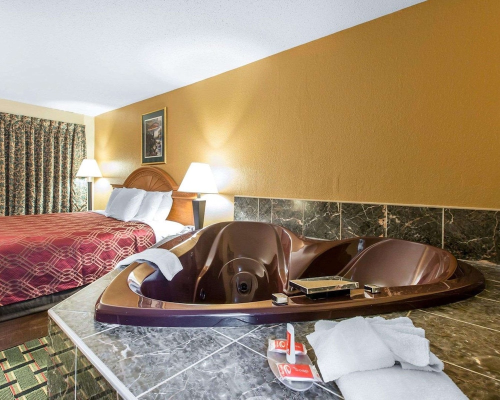 Room, 1 King Bed, Non Smoking, Hot Tub - Photo 2
