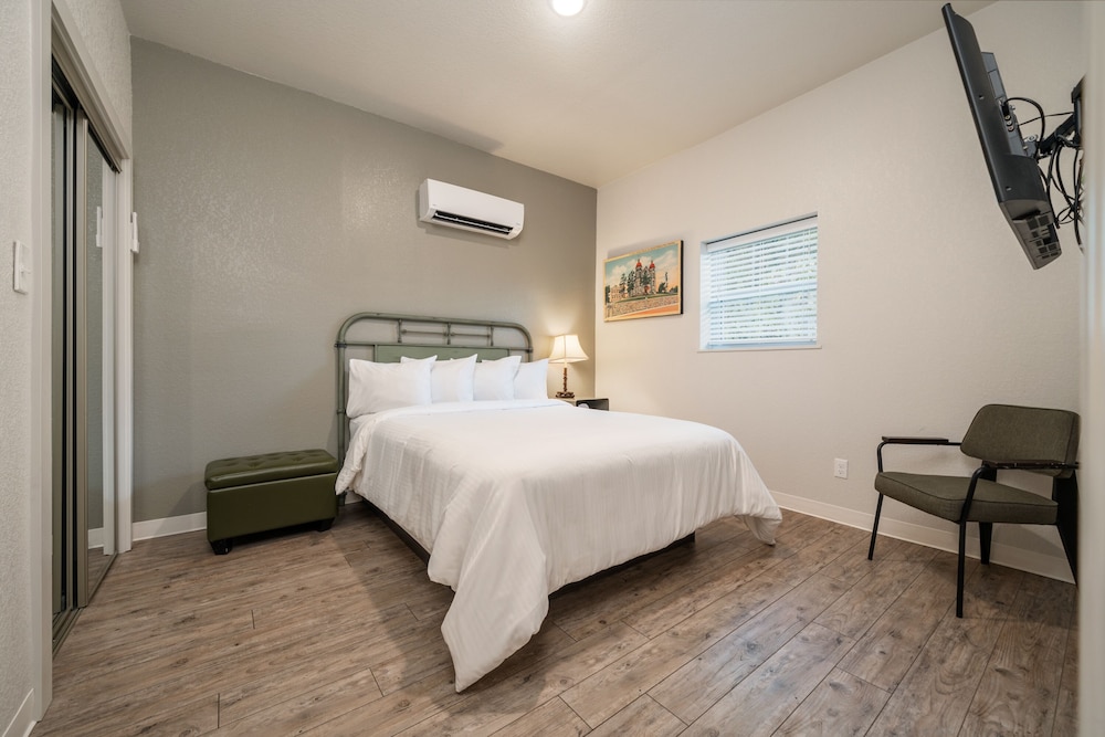 Traditional Room, 1 Bedroom, Non Smoking, Courtyard View photo 3