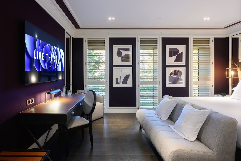Superior Room with 1 Double or 2 Single Beds (Patio Views) - Photo 8