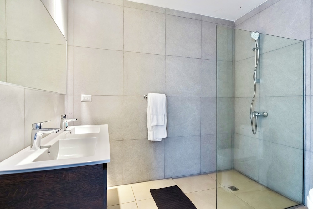 Exclusive Condo, 3 Bedrooms, Beachside photo 3
