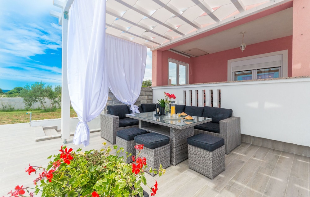 Villa photo 2