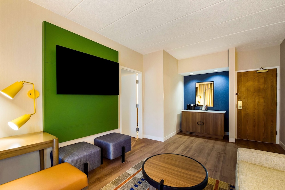 Suite, 1 King Bed with Sofa bed (One Bedroom) - Photo 2