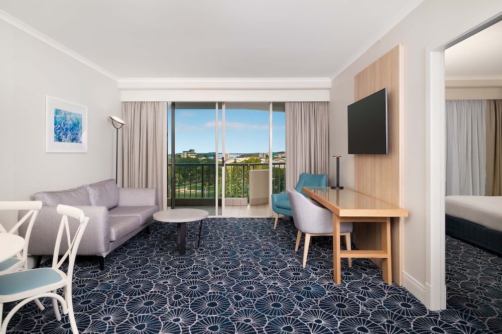 Deluxe Suite, 1 King Bed - Photo 1