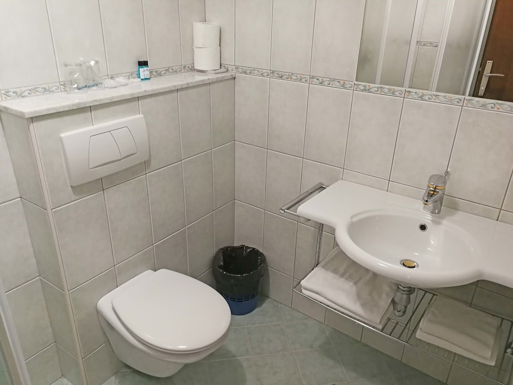 Economy Double Or Twin Room photo 2