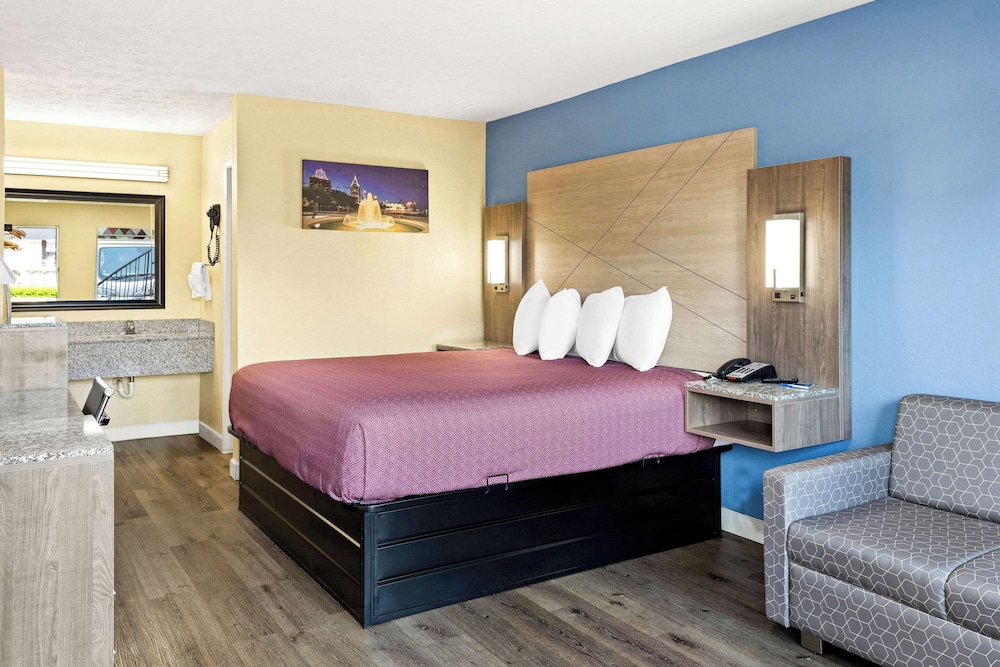 Room, 1 King Bed, Accessible, Non Smoking photo 3