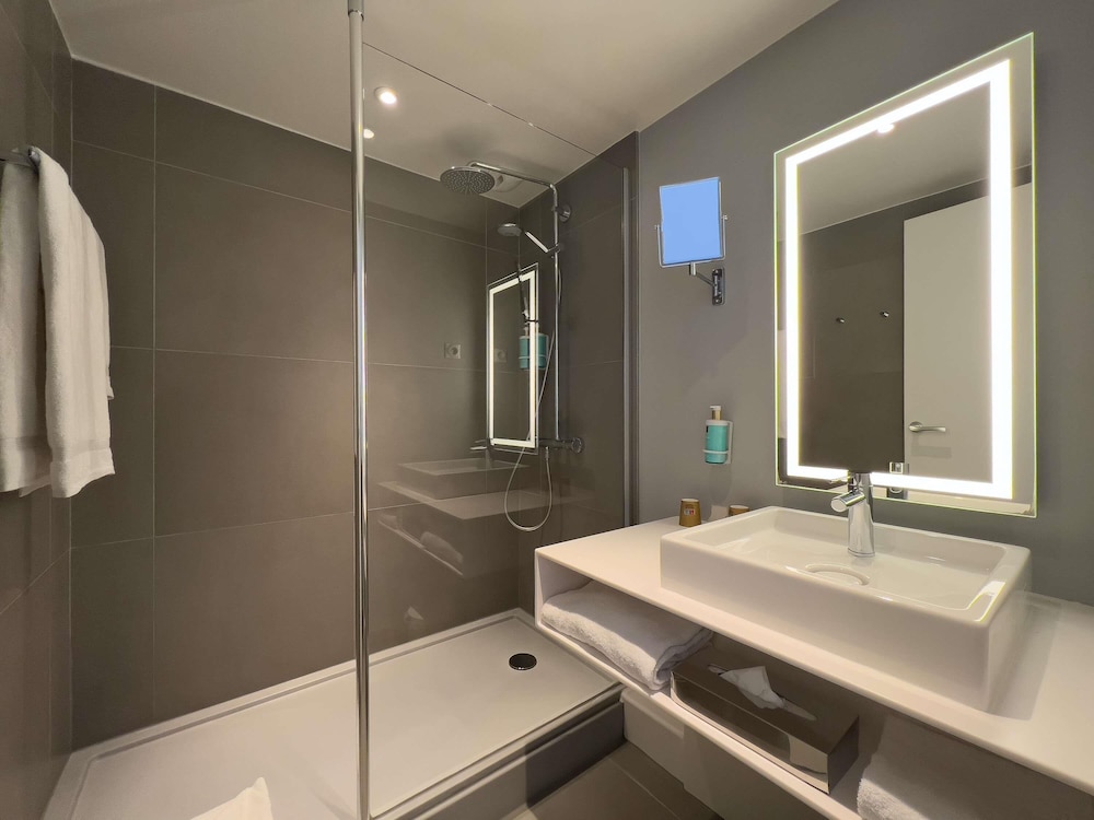 Executive Room, 1 Queen Bed, Terrace thumbnail 5