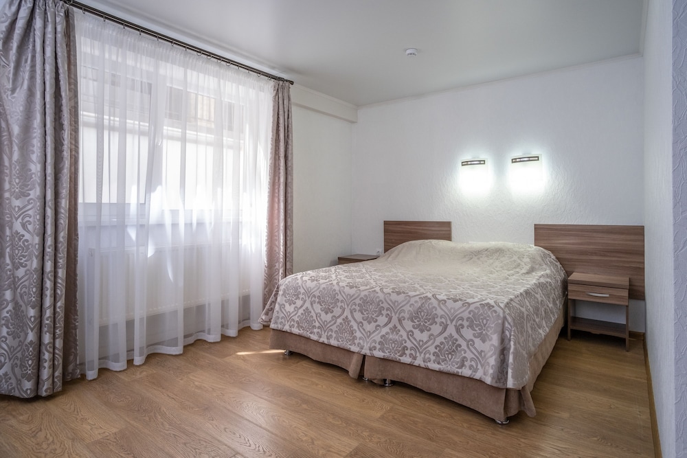 Standard Double or Twin room (Basement, ceiling height 235 cm) photo 2