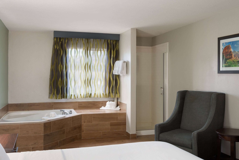 Suite, 1 King Bed, Non Smoking, Jetted Tub - Photo 6