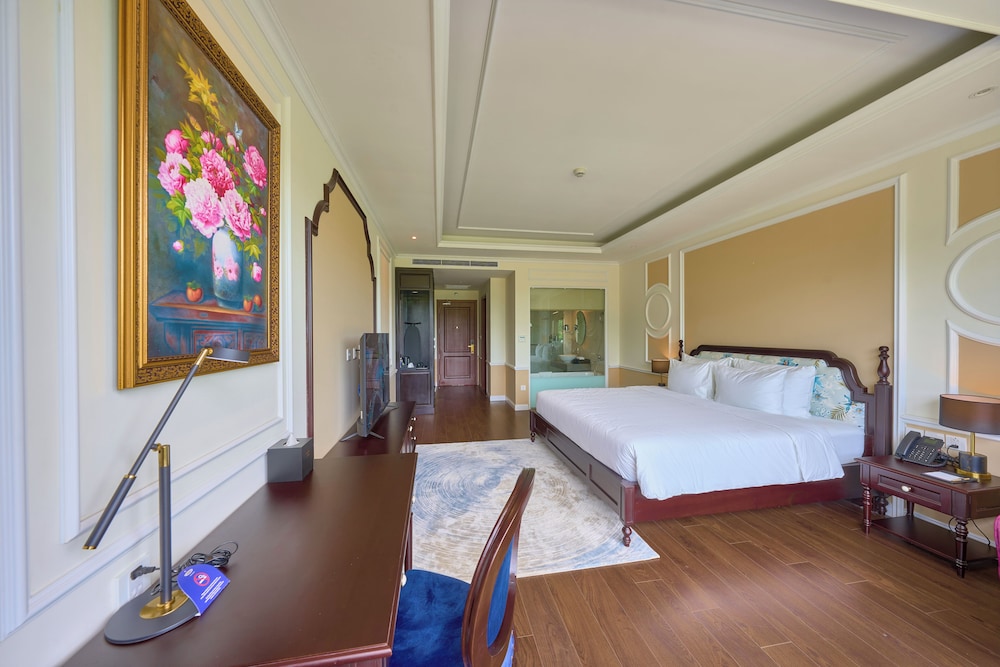 Premier Double Room, 1 King Bed, Balcony, Mountain View