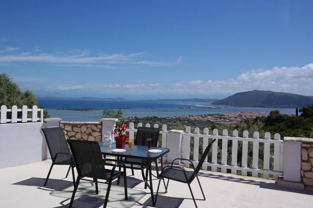 Villa, Smoking photo 2