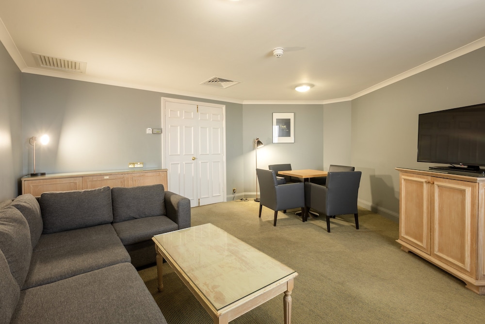 Suite, 1 King Bed, Corner - Photo 2