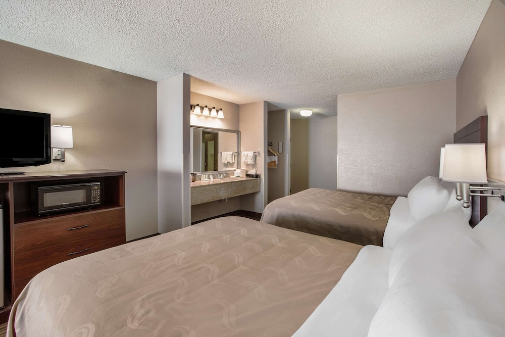 Standard Room, 2 Queen Beds, Non Smoking (Pet-Friendly) photo 3
