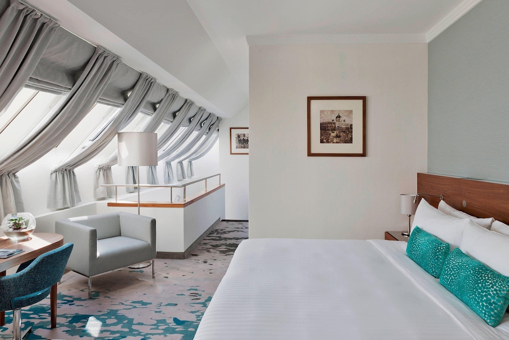 Club Suite, 1 Bedroom - Photo 2