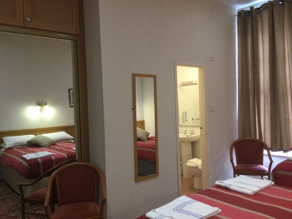 Lower Ground Floor Street Facing Twin Room photo 2