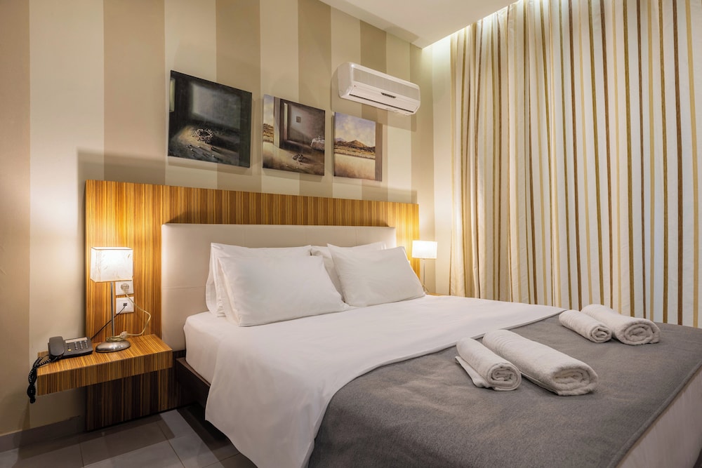 Junior Suite with Pool View - Photo 1