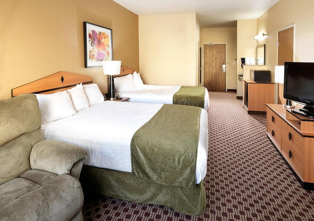 Standard Room, 2 Queen Beds, Non Smoking - Photo 2