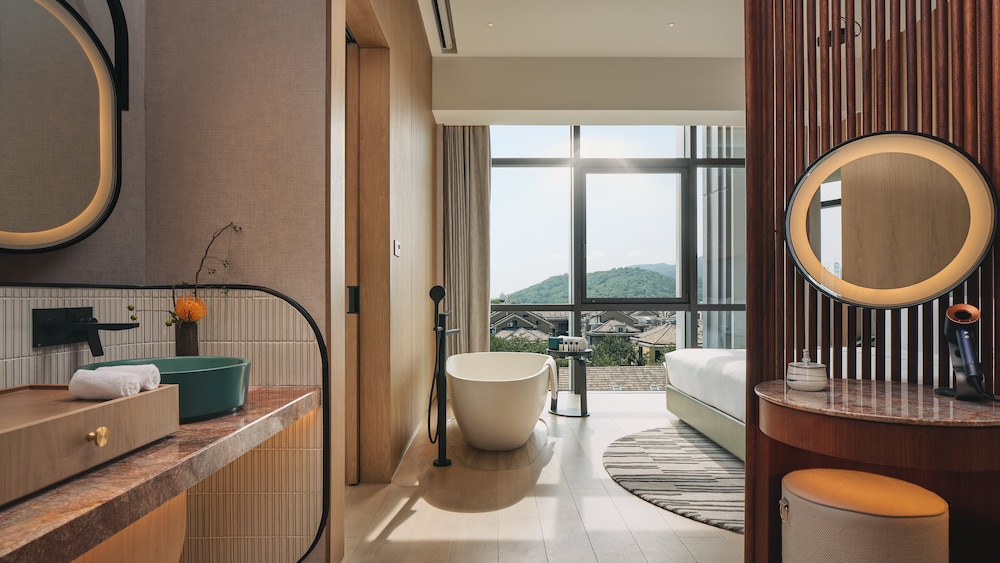 Suite, 1 Bedroom - Photo 3