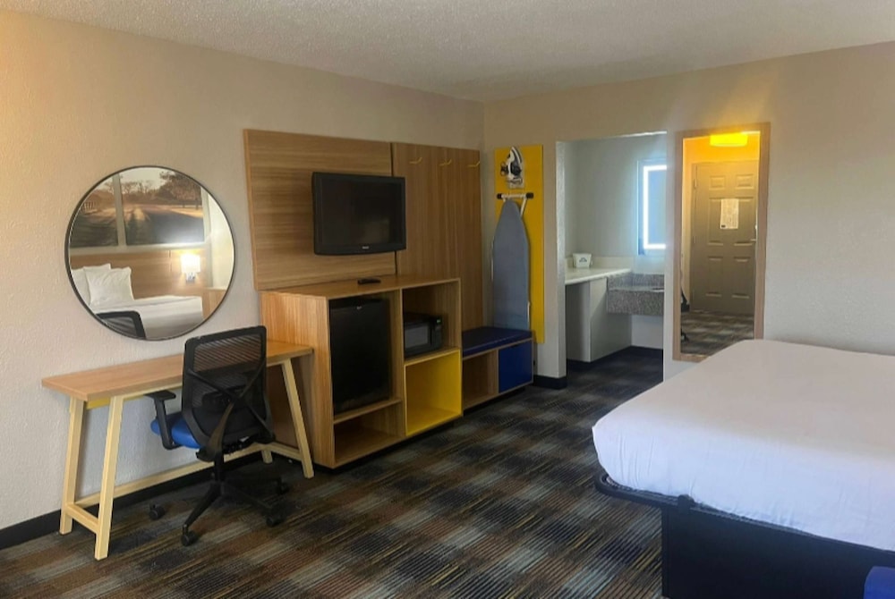 Room, 1 King Bed, Accessible - Photo 1