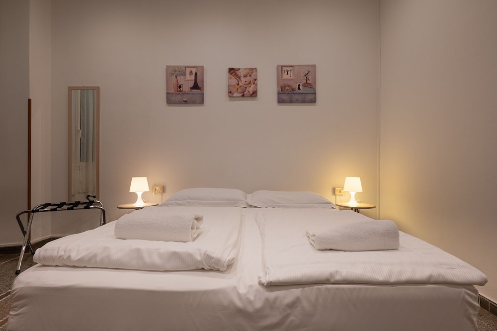 Basic Double Room, 1 Double or 2 Twin Beds, Non Smoking photo 3