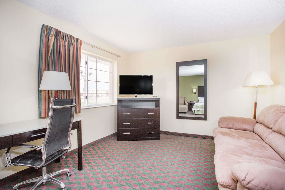 Studio Suite, 1 King Bed, Non Smoking - Photo 7