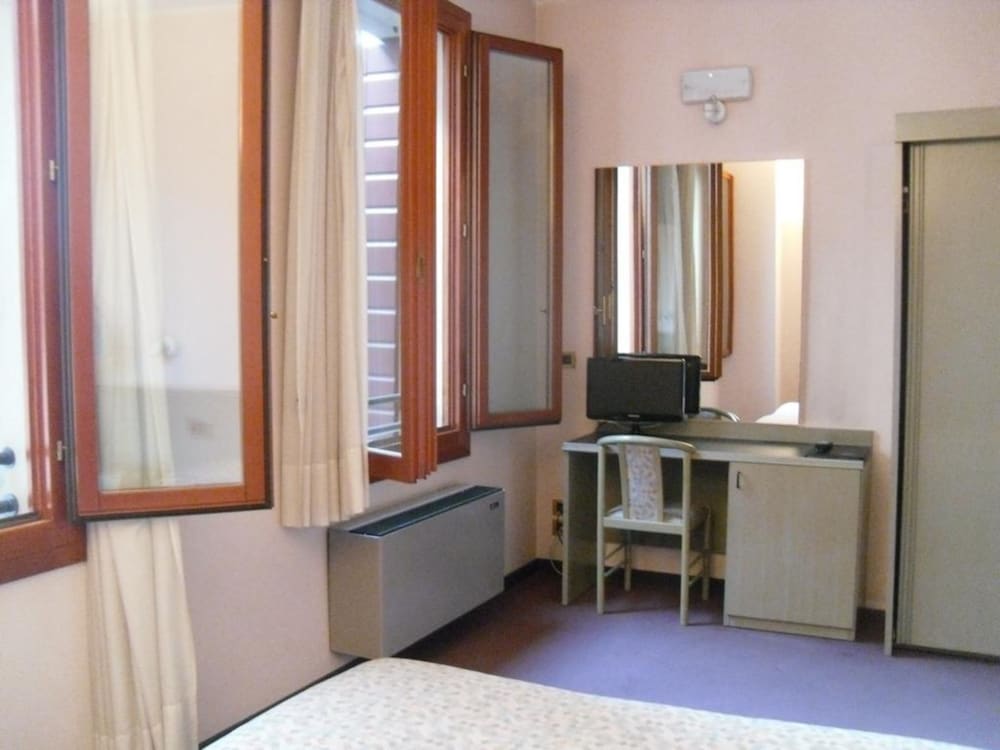 Double or Twin Room photo 2