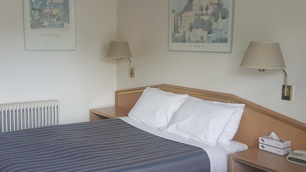 Standard Room, 1 Queen Bed photo 2