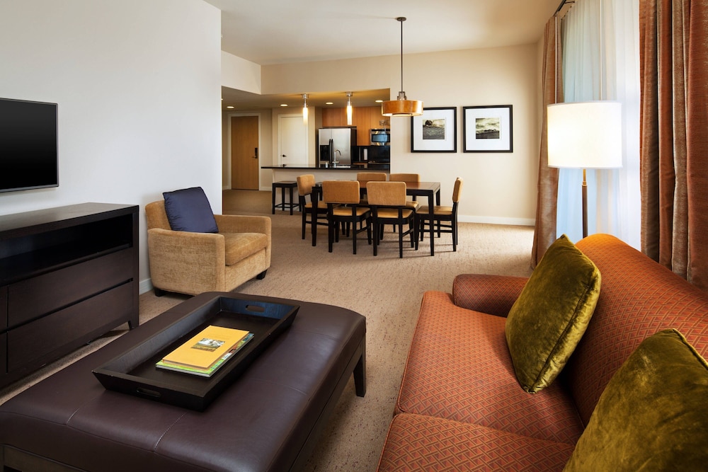 Suite, 2 Bedrooms, Balcony - Photo 4