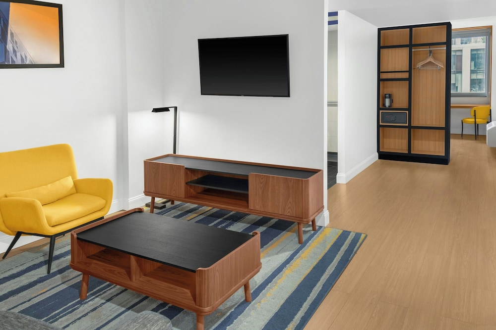Single Room, 1 King Bed with Sofa bed (Mobility/Hearing Access, Roll-In Shwr) - Photo 8