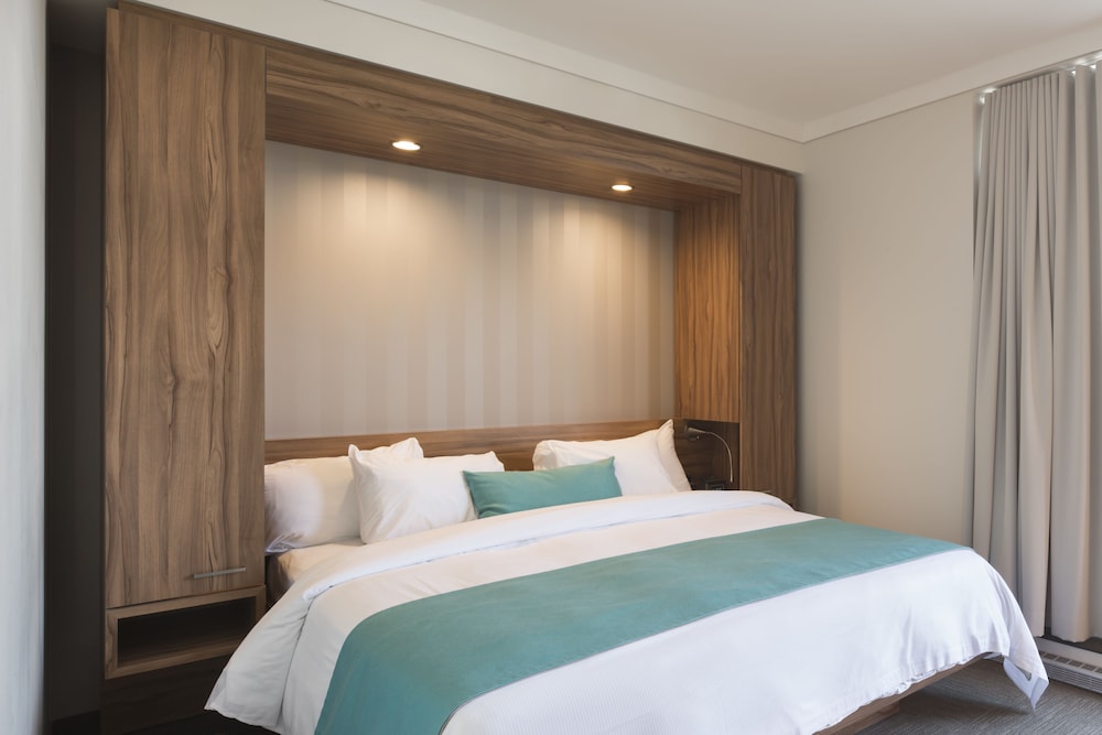 King Suite with Resort View, 1 King Bed and 1 Queen Murphy Bed