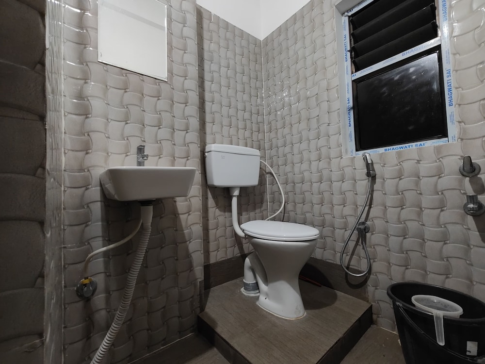 Basic Single Room, Multiple Bedrooms, Smoking photo 2