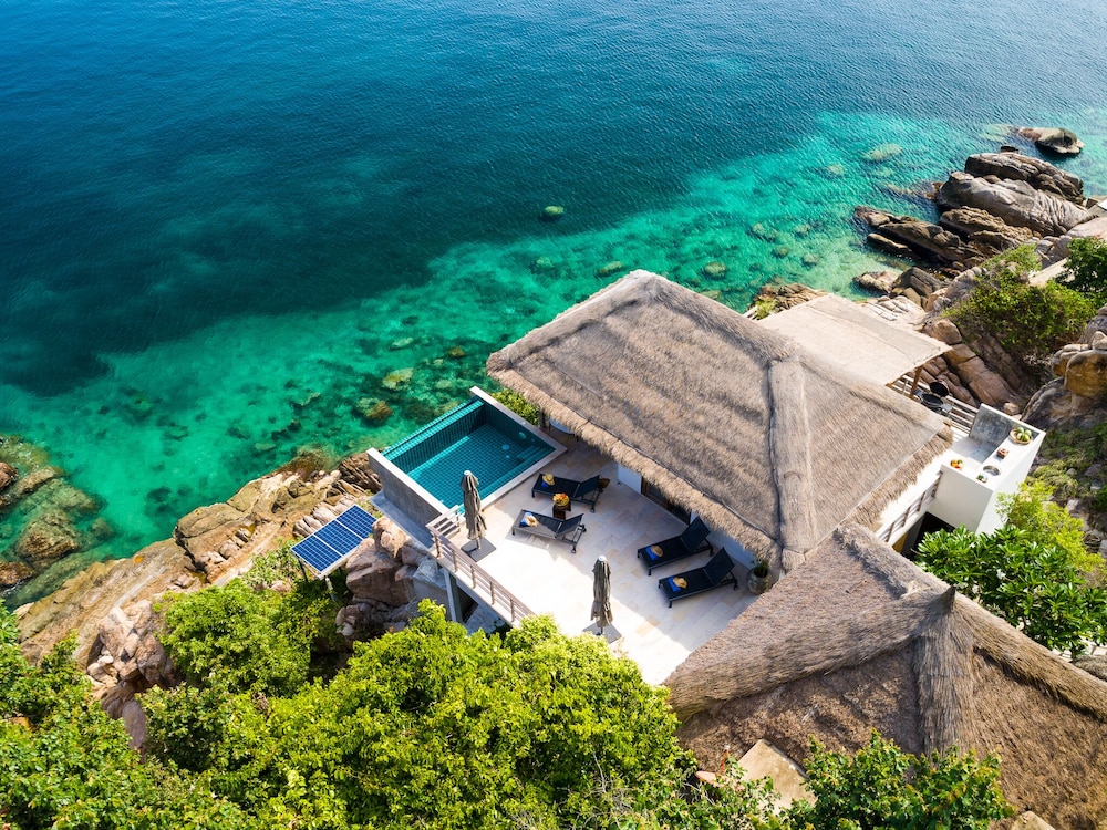 C8 Two-Bedroom Pool Villa Seafront