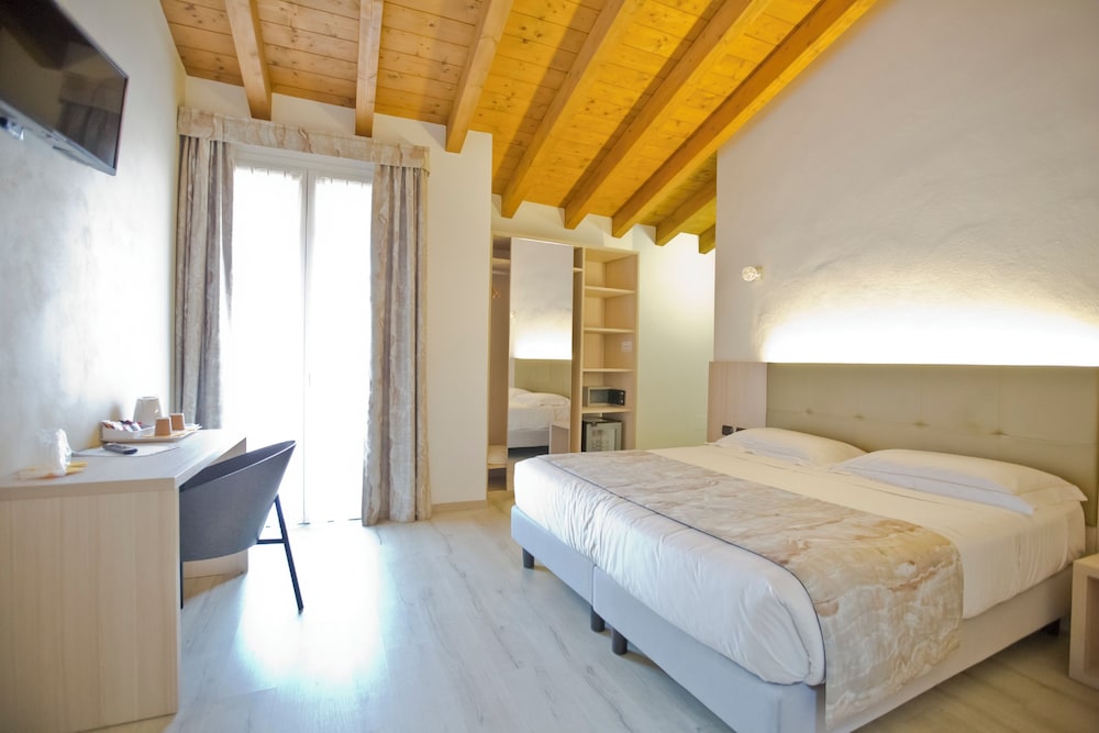 Suite - Photo 1