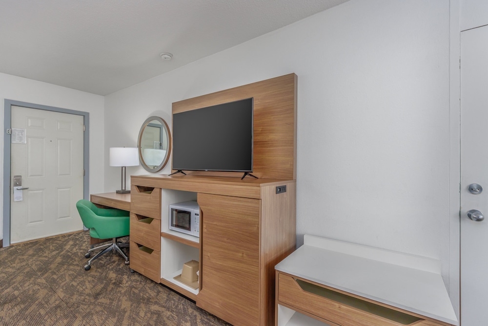 Standard Room, 2 Queen Beds - Photo 4