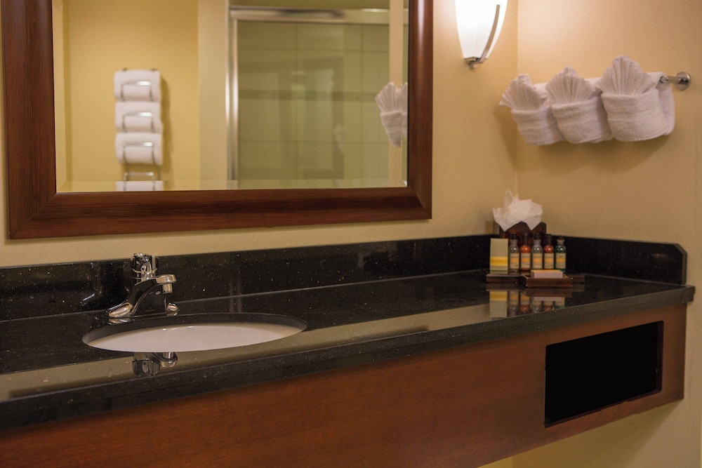 Room, 1 King Bed (Mobility/Hearing Accessible, Tub) - Photo 4
